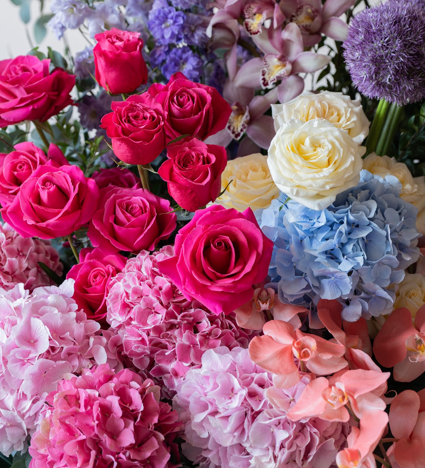 Elegant Blooms Opening Stand - Premium Roses & Dutch Flowers